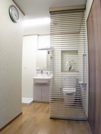 大き目の洗面室にトイレを設置 大き目の洗面室にトイレを設置